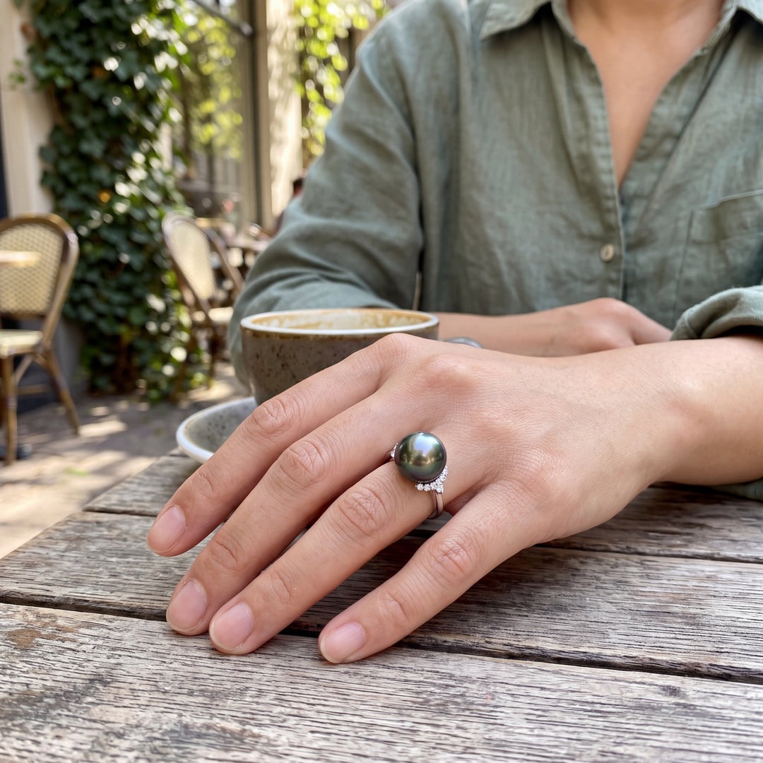 Tahitian Black Pearl Platinum Ring with Diamonds