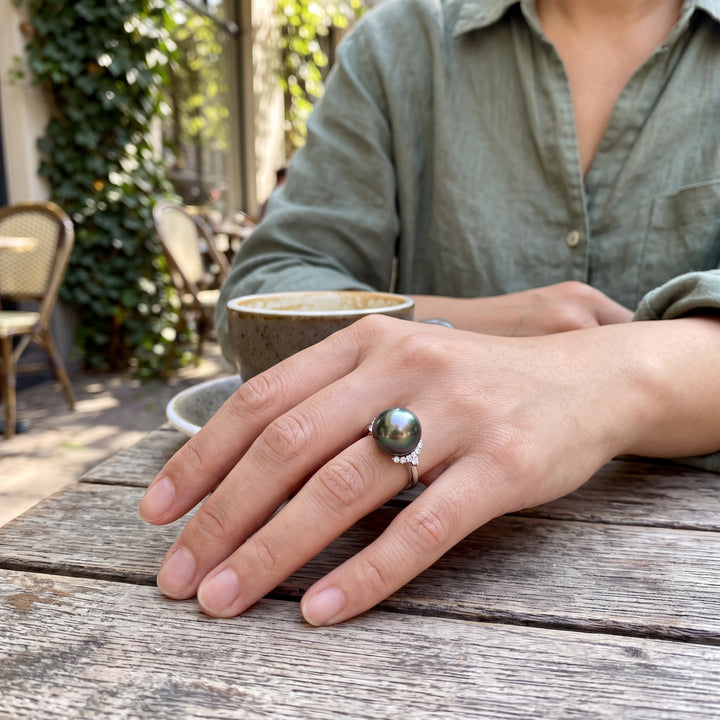 Tahitian Black Pearl Platinum Ring with Diamonds