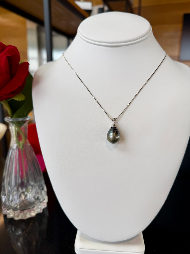 Drop Shaped Tahitian ("black pearl") Pearl Pendant Necklace on 14k Gold