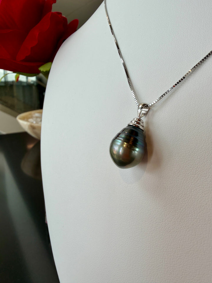 Drop Shaped Tahitian ("black pearl") Pearl Pendant Necklace on 14k Gold