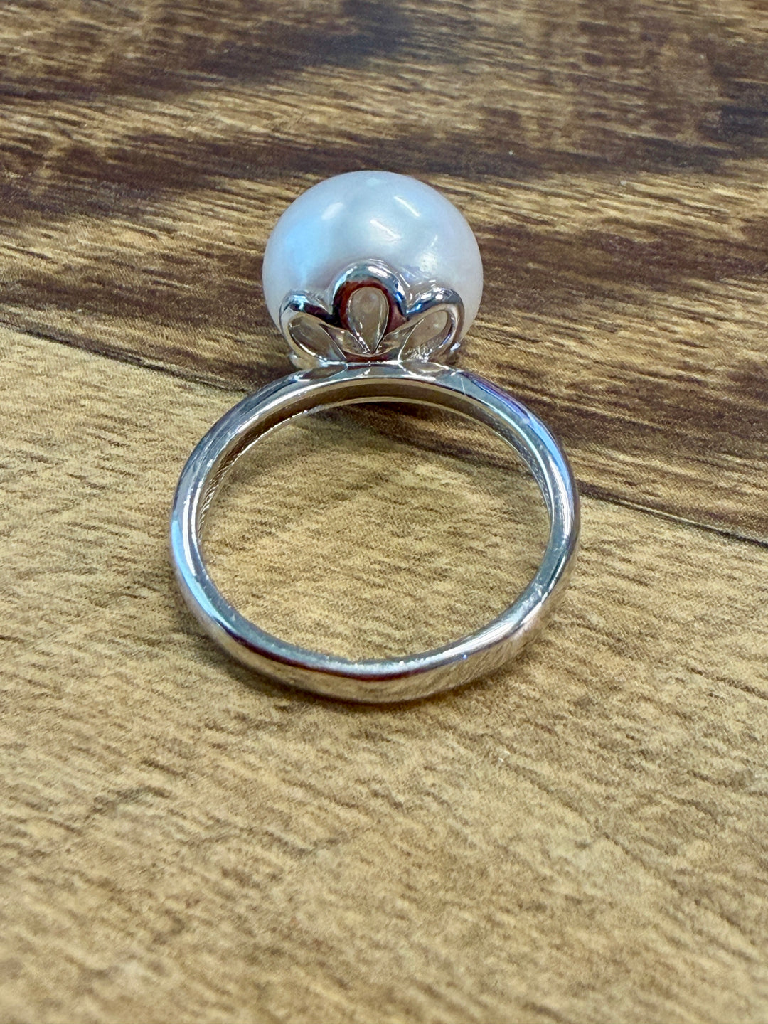 A sterling silver ring with a single round white pearl